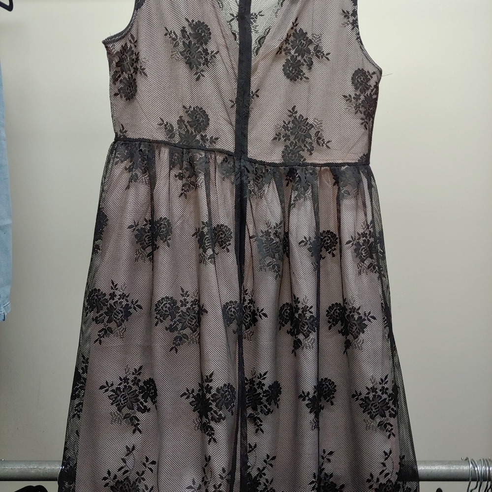 Beautiful lace dress - Picture 2 of 6